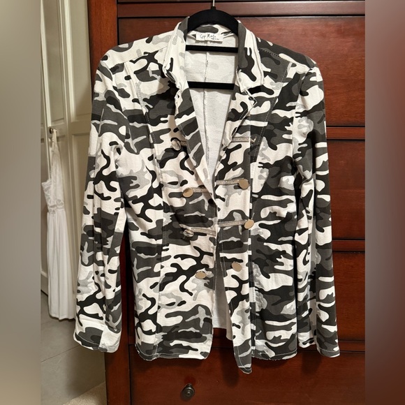 Chic Camo Double-Breasted Women's Blazer - Picture 1 of 5